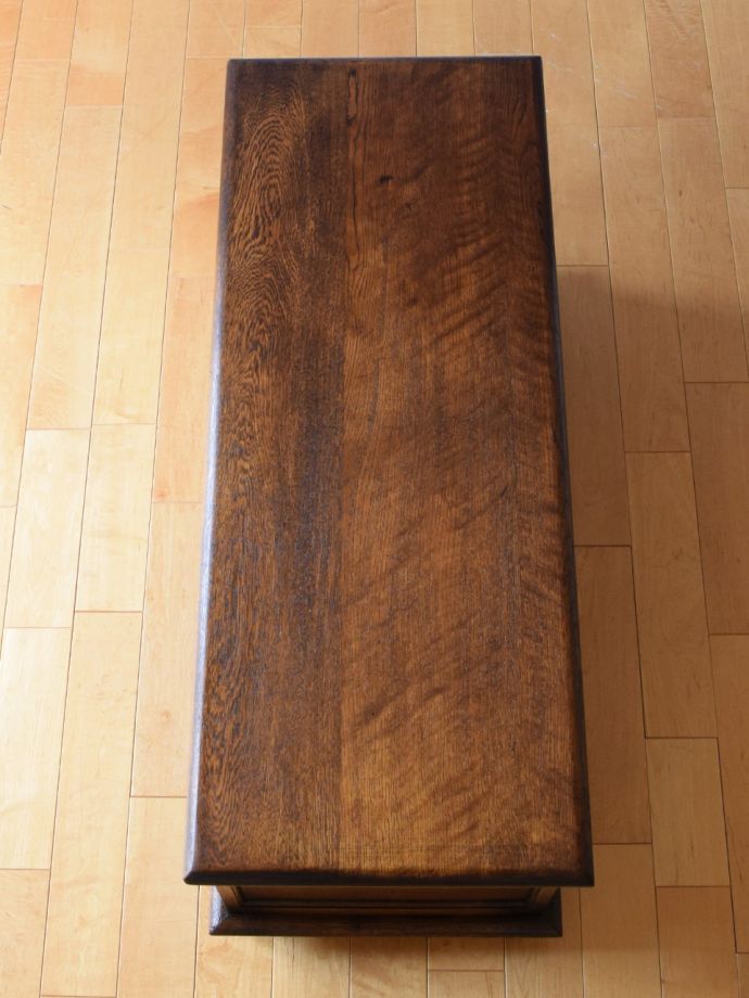 アンティークのブランケットボックスの天板