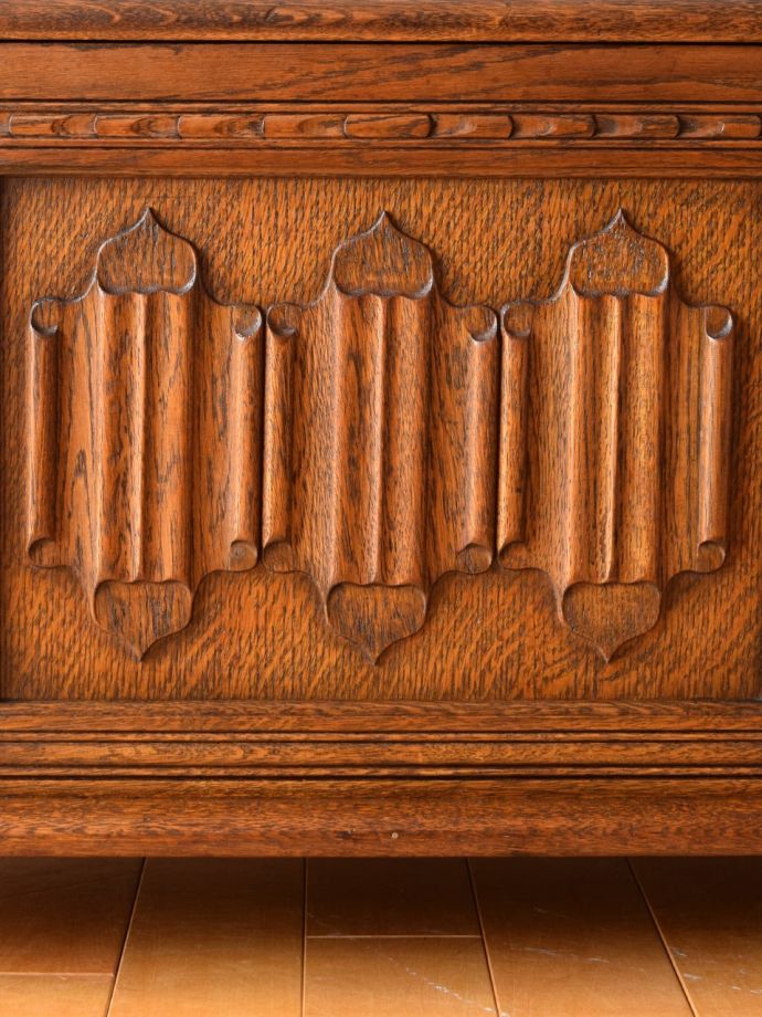 英国アンティーク家具らしい装飾