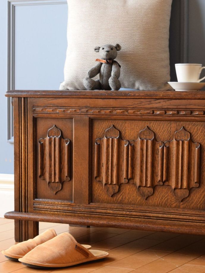 アンティーク家具らしさが漂うブランケットボックス