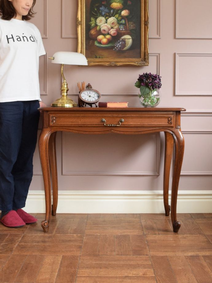 優雅な雰囲気に包まれるエレガントなデスク