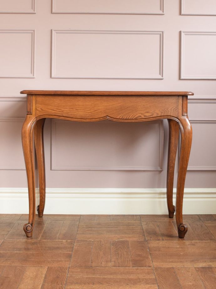 アンティークデスクの後ろ姿