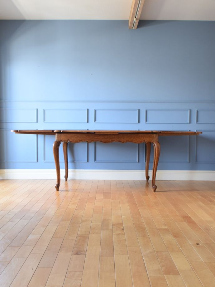 両方のリーフを開いた伸長式テーブル