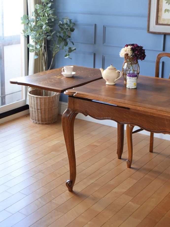 フランスの家具らしい美しい猫脚