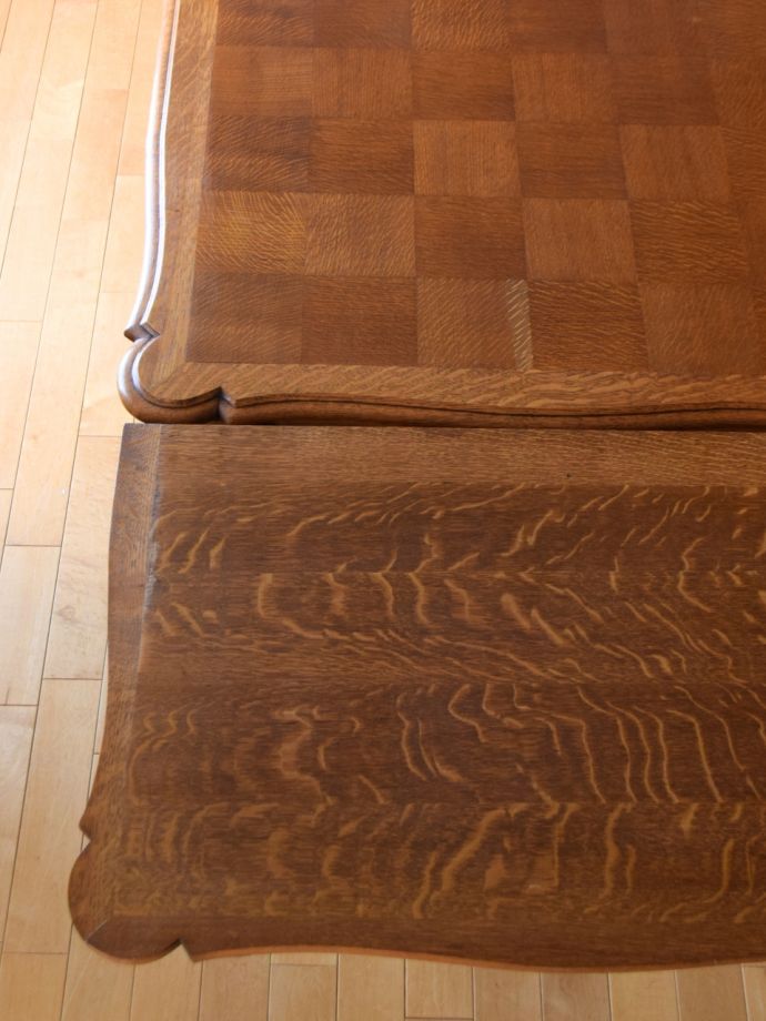 美しいパーケットリーのダイニングテーブル