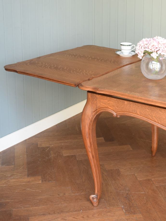 フランスの家具らしい美しい猫脚