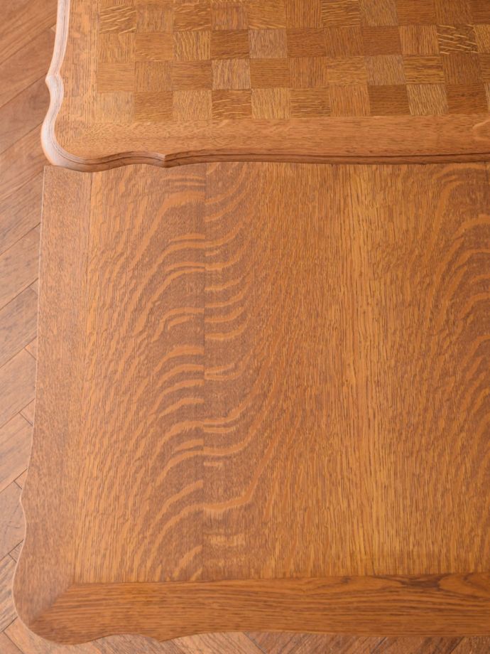 美しいパーケットリーのダイニングテーブル