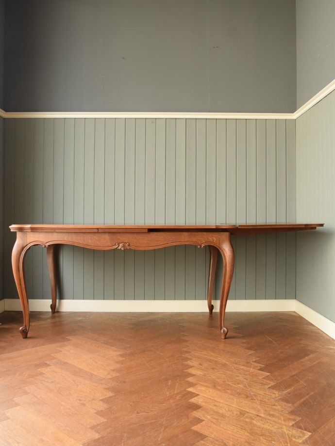 伸長式テーブルを片方開くと