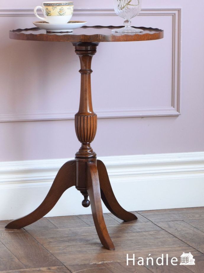 英国スタイルのアンティークテーブル