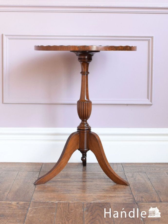 アンティークコーヒーテーブルの側面