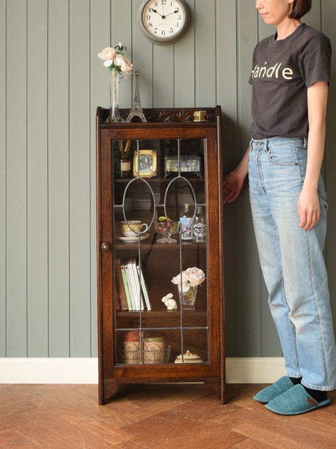 英国アンティークのガラスキャビネット