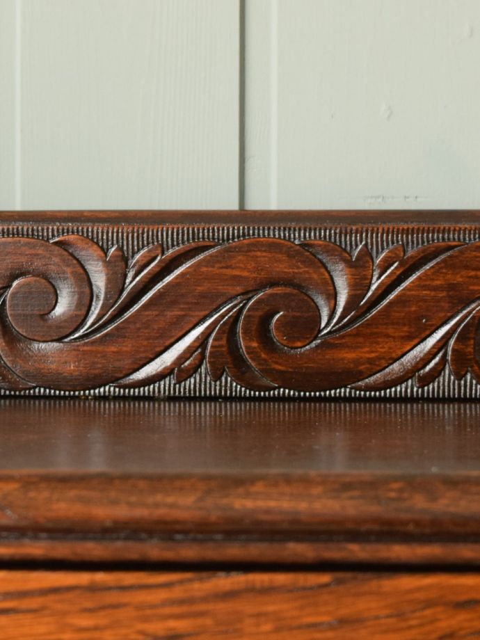 英国アンティーク家具らしい装飾