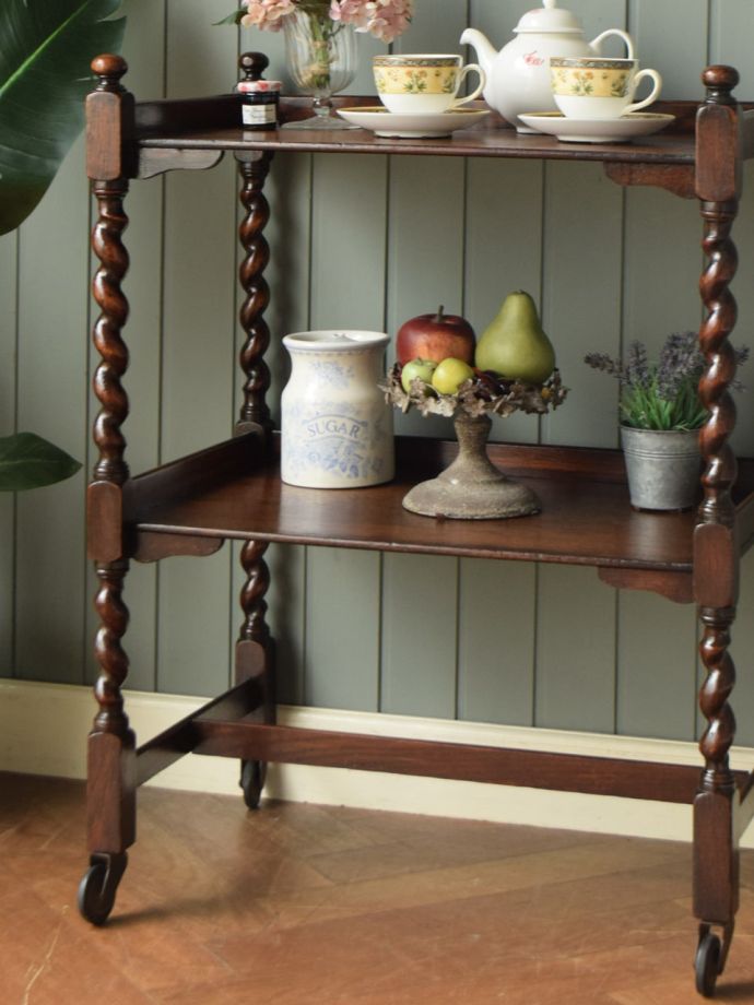 アンティーク家具らしさが漂うワゴン