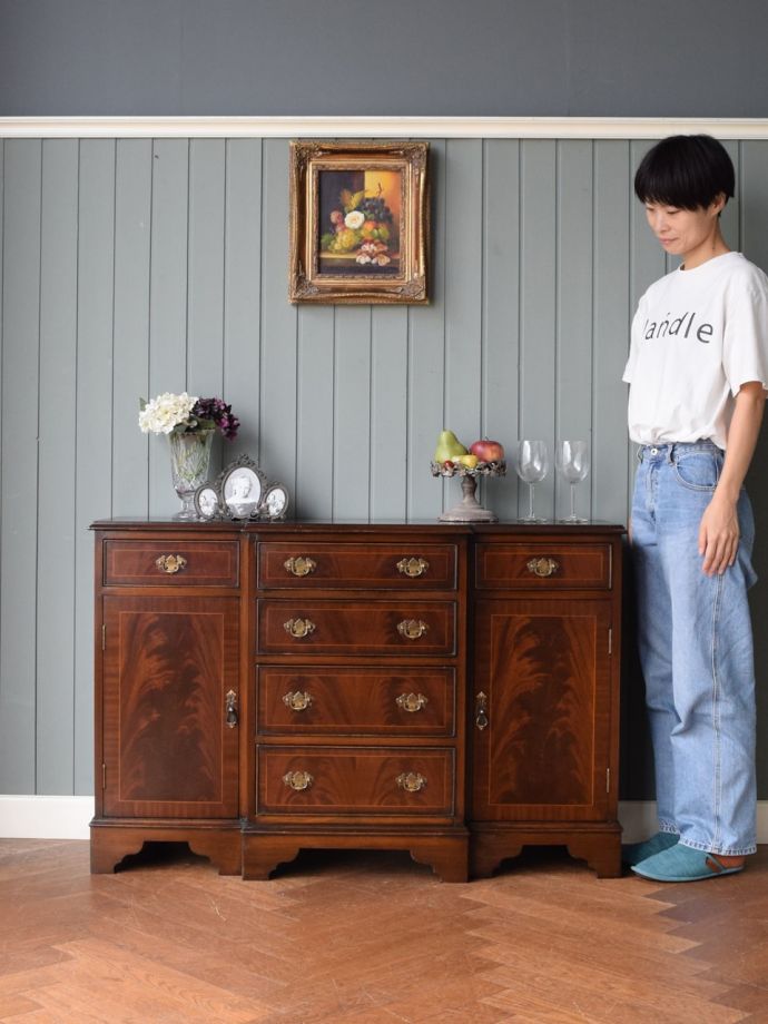 英国アンティークのサイドボード