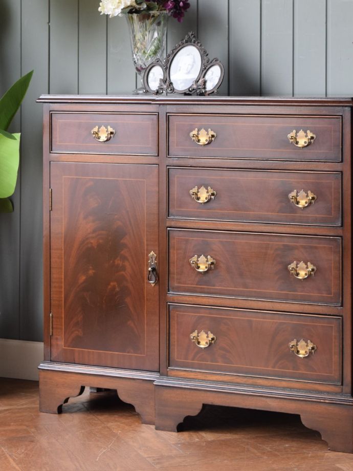 アンティーク家具らしい美しい杢目