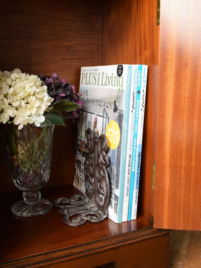 サイドボードの扉を開けると