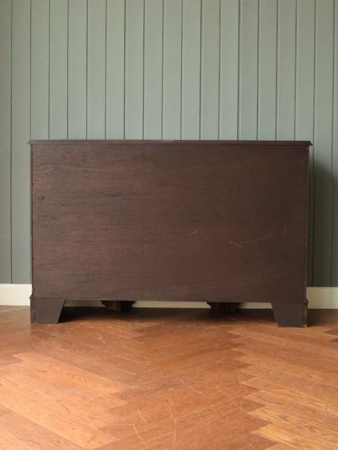 サイドボードの後ろ姿