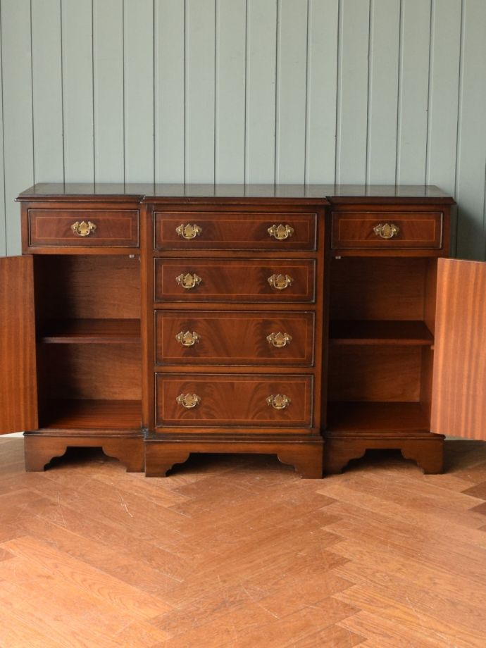 サイドボードの扉の中