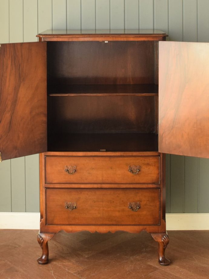 アンティークキャビネットの扉の中