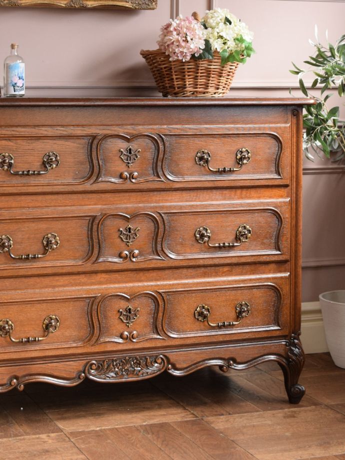 フランスの家具らしい美しいフォルム