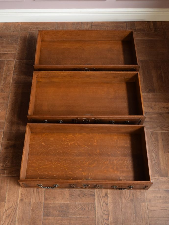 アンティークチェストの引き出しの中