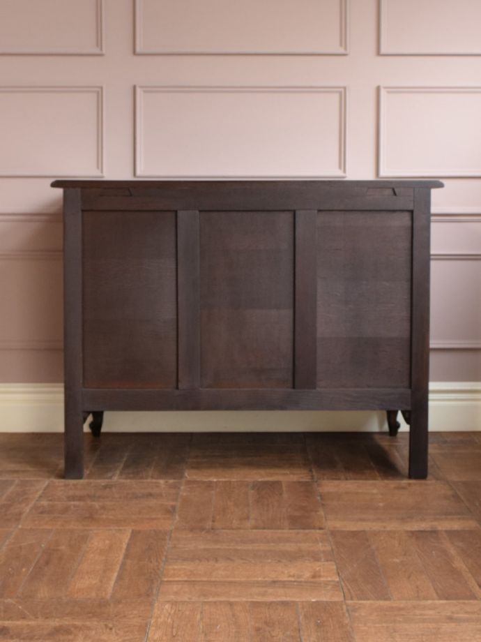 チェストの後ろ姿