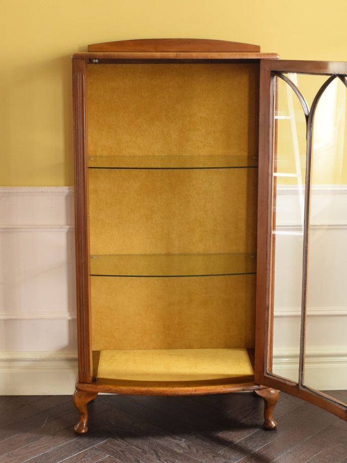 ガラスキャビネットの扉の中