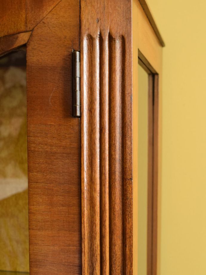 英国アンティーク家具らしい彫