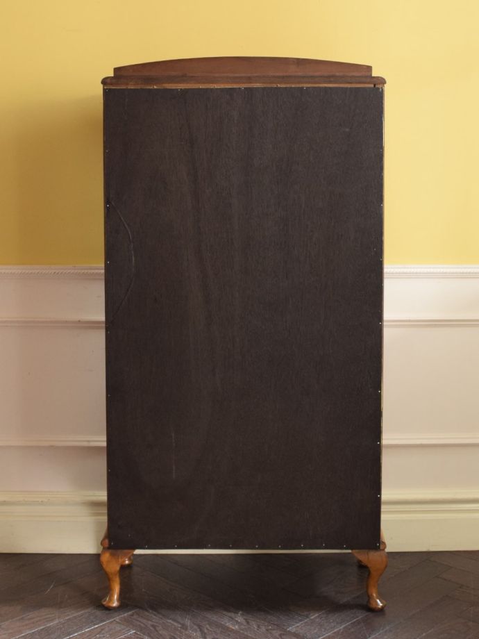 キャビネットの後ろ姿