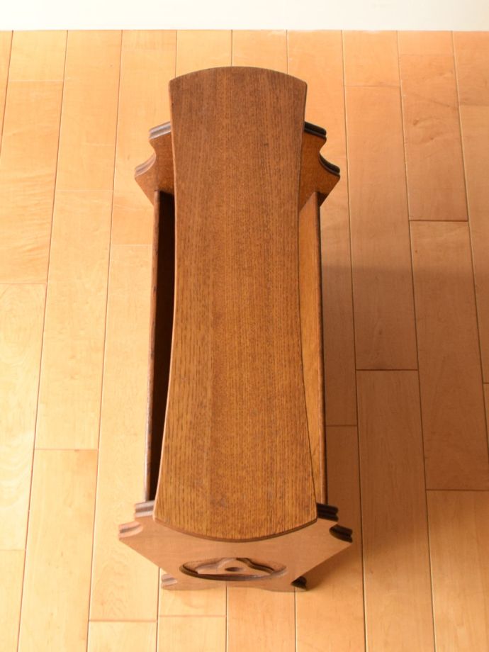 サイドテーブル付きのマガジンラック