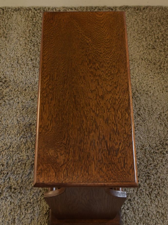 サイドテーブル付きのマガジンラック