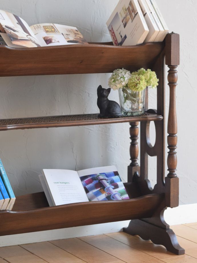 アンティーク家具らしさが漂うオープンシェルフ