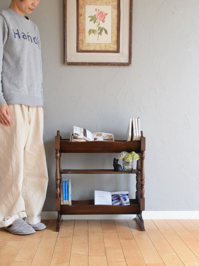 アンティークのオープンシェルフ
