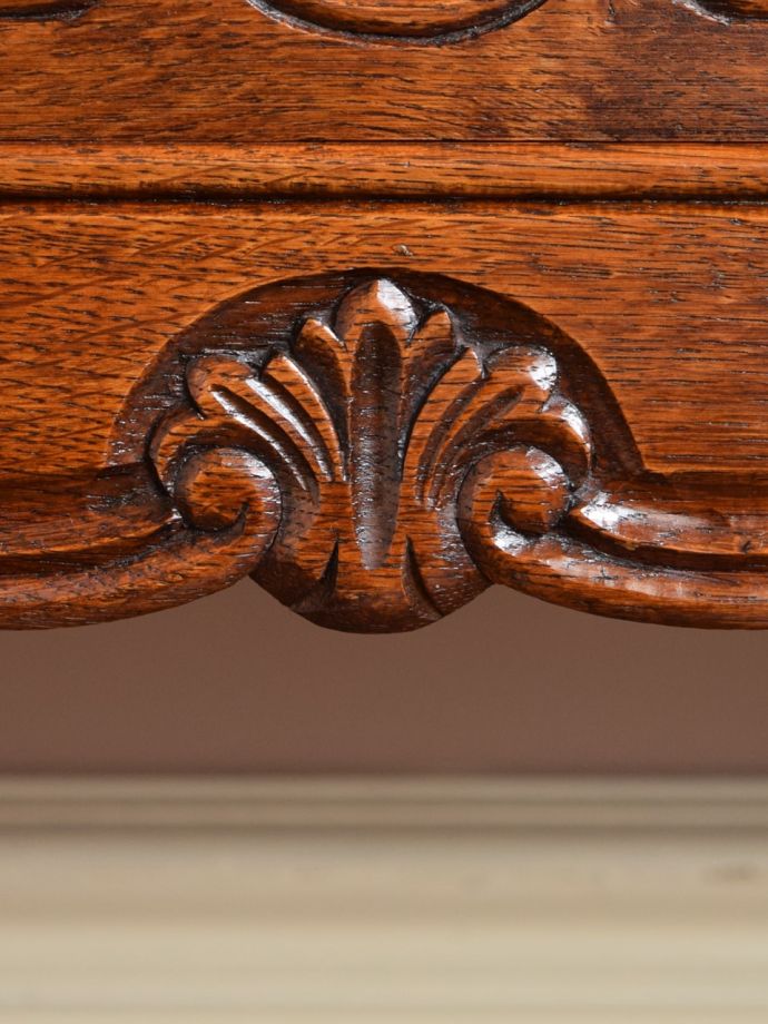 アンティークのチェストの装飾
