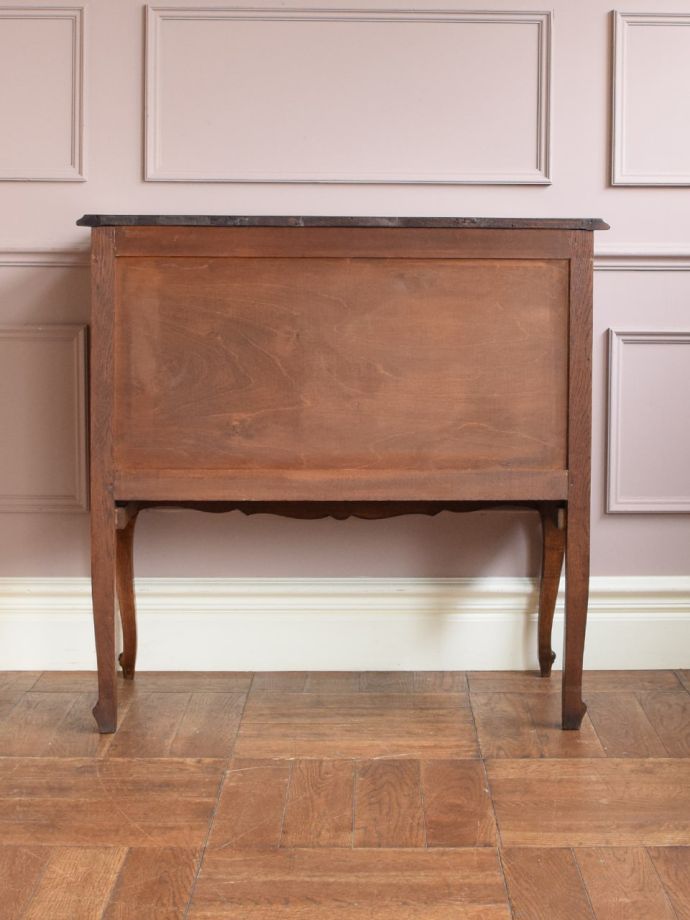 チェストの後ろ姿