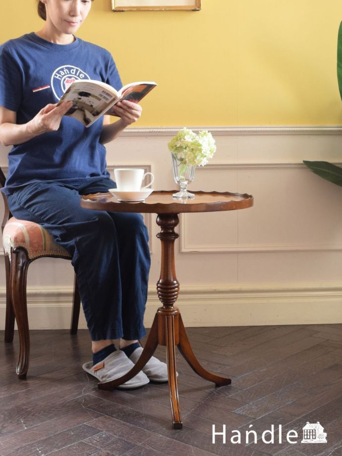 アンティークのワインテーブル