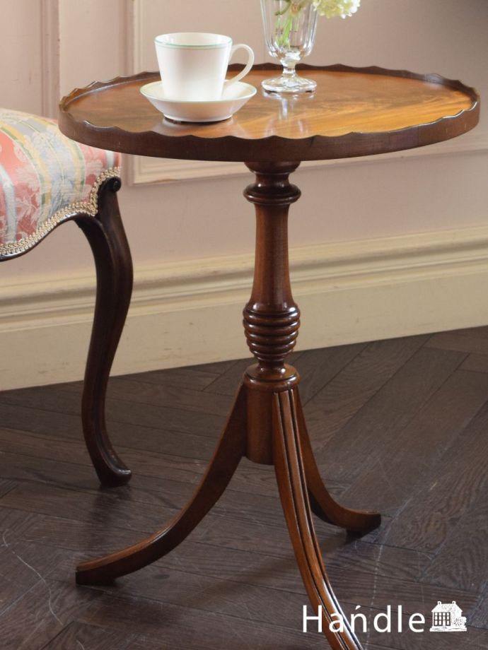 英国スタイルのアンティークテーブル