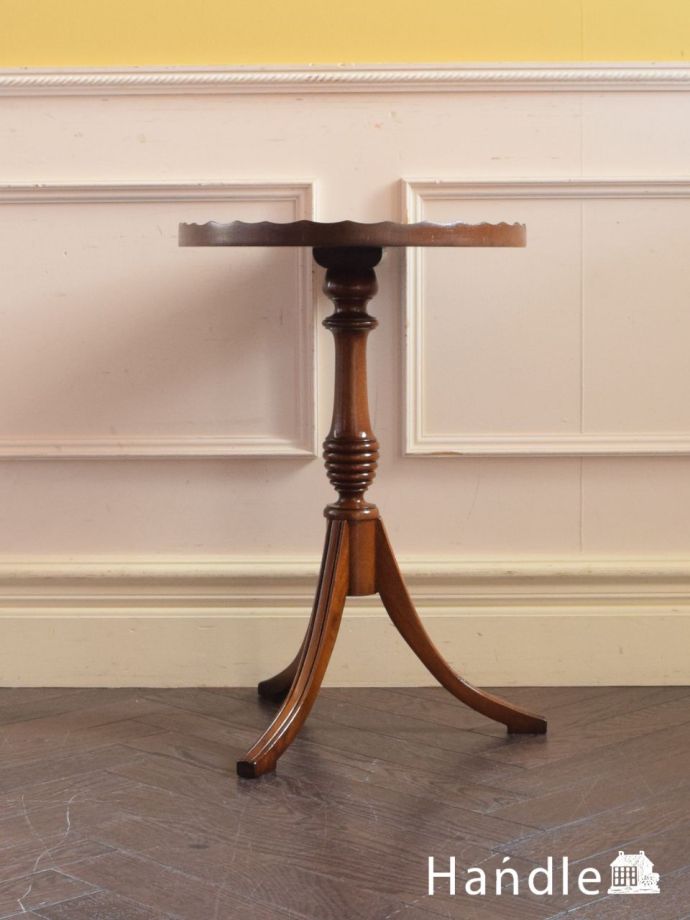 アンティークコーヒーテーブルの側面