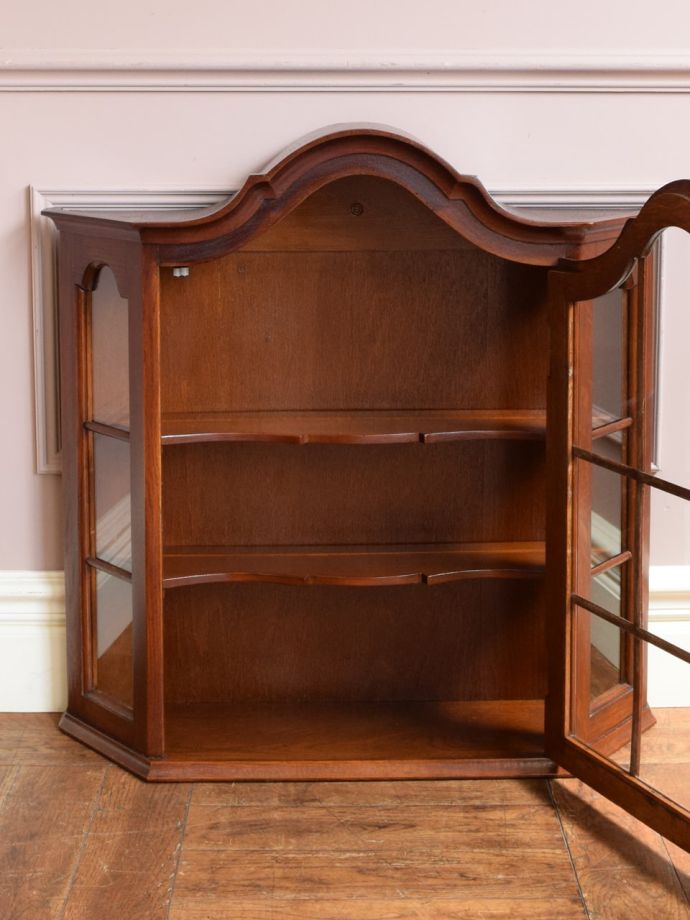 アンティークのキャビネットの扉の中