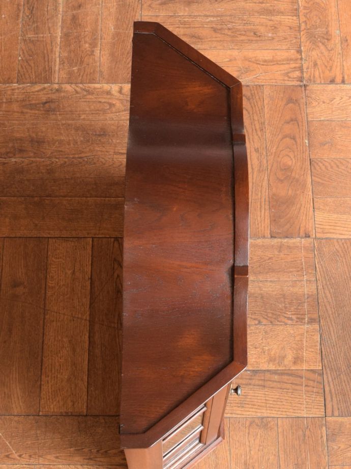 アンティークのキャビネットの天板