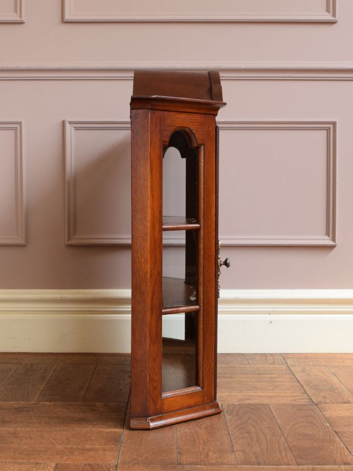 アンティークキャビネットの側面