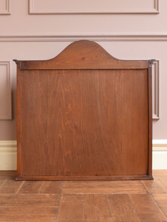 キャビネットの後ろ姿