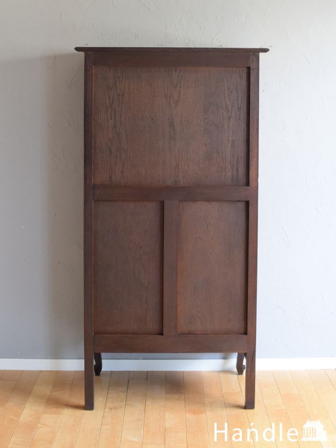 サイドボードの後ろ姿