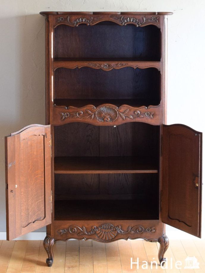 アンティークのサイドボードの扉の中