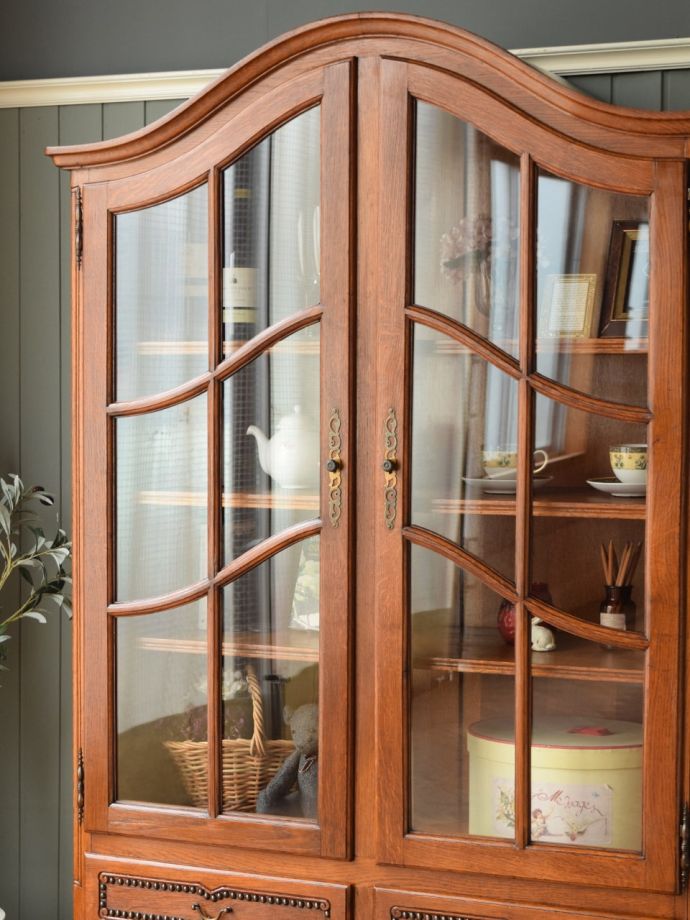 アンティーク家具らしさが漂うキャビネット