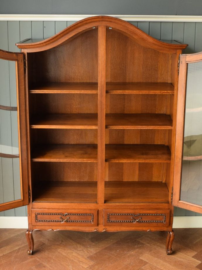 アンティークキャビネットの扉の中