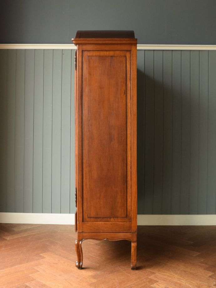 キャビネットの側面