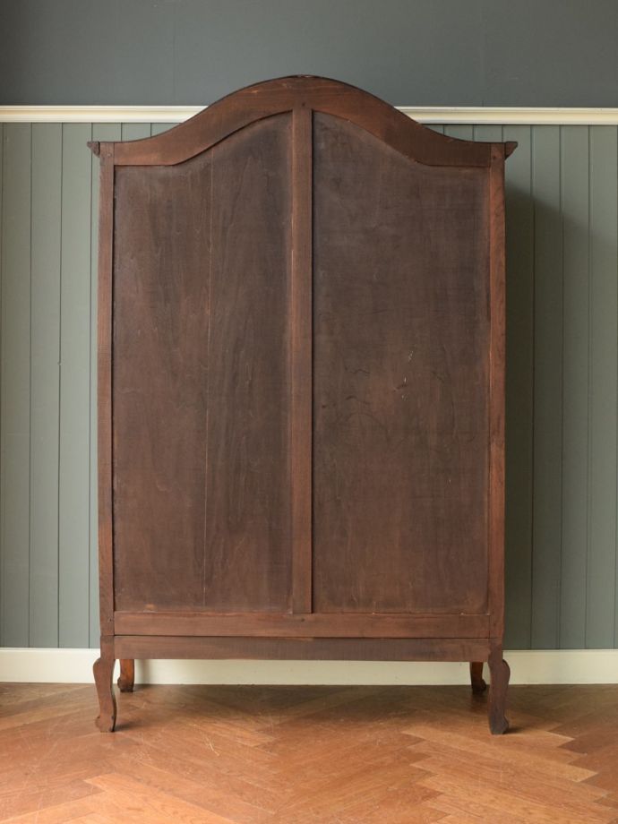 キャビネットの後ろ姿