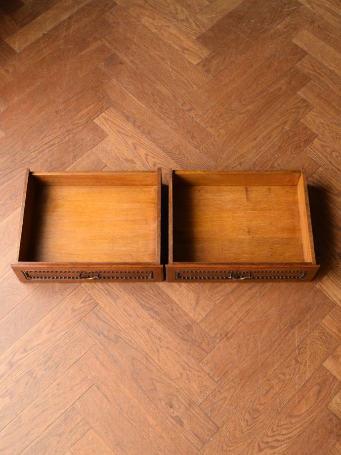 アンティーク家具の引き出しの中