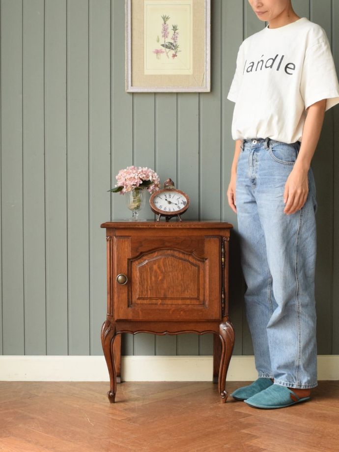 フランスの優雅なサイドキャビネット