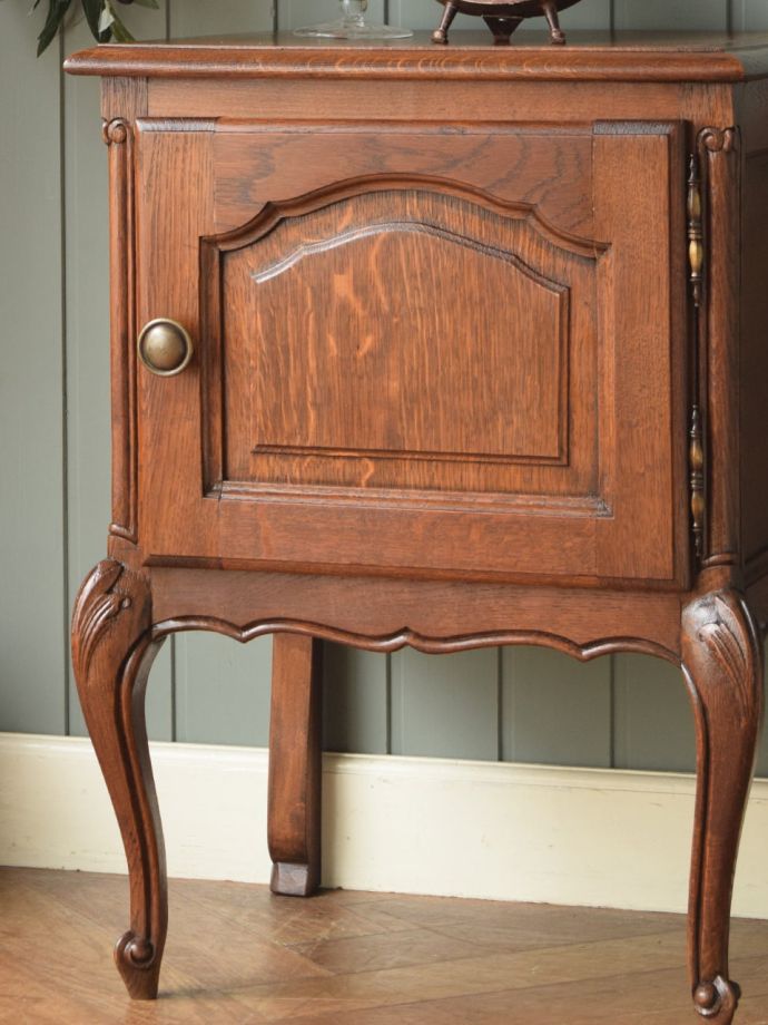 フランスのアンティークらしい美しい彫